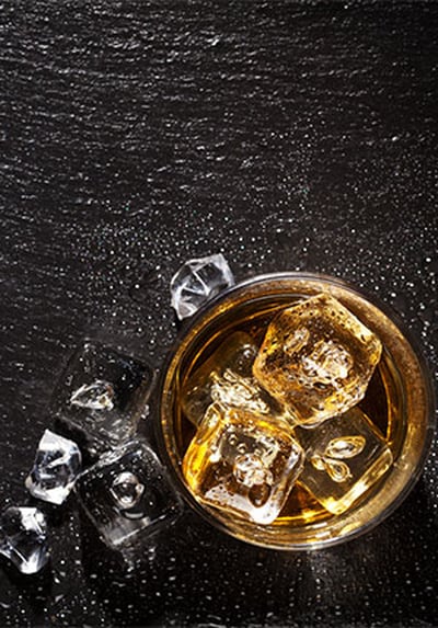 whisky glas met ijs bovenaf